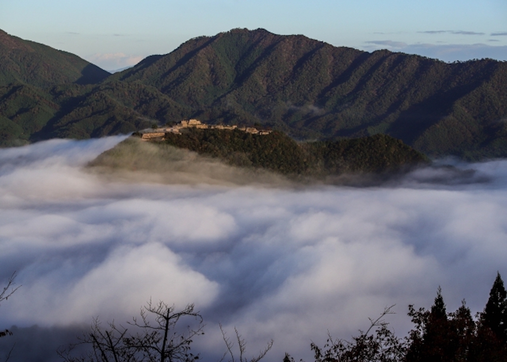 雲海に包まれた竹田城